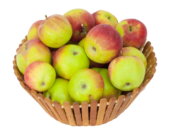 Спелые яблоки в корзине на белом фоне — стоковое фото