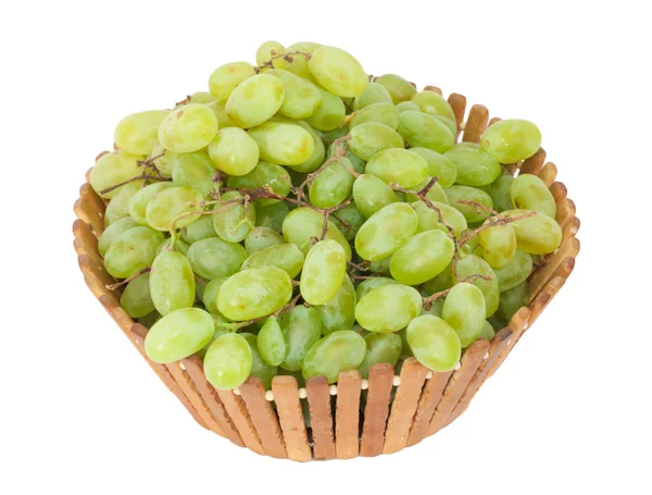 Зеленый виноград в корзине — стоковое фото