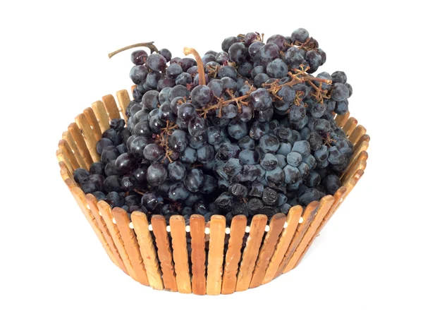 Черный виноград в корзине — стоковое фото