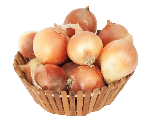 Sanfte Zwiebeln im Holzkorb auf weißem Hintergrund — Stockfoto