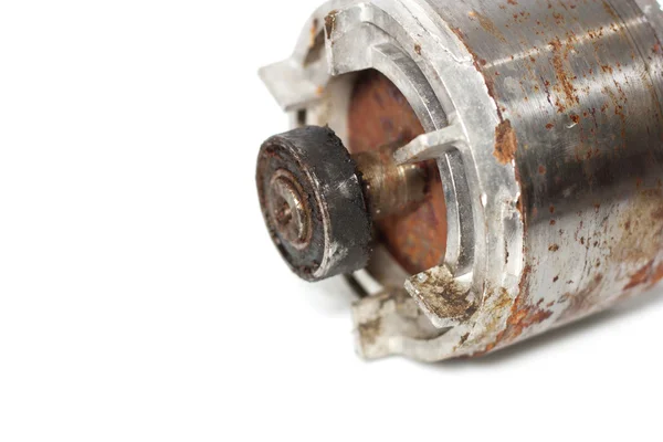 Bobinas de cobre dentro do motor elétrico em um fundo branco — Fotografia de Stock