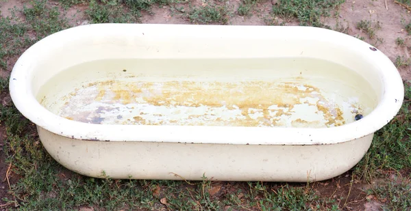 Старая белая ванна — стоковое фото