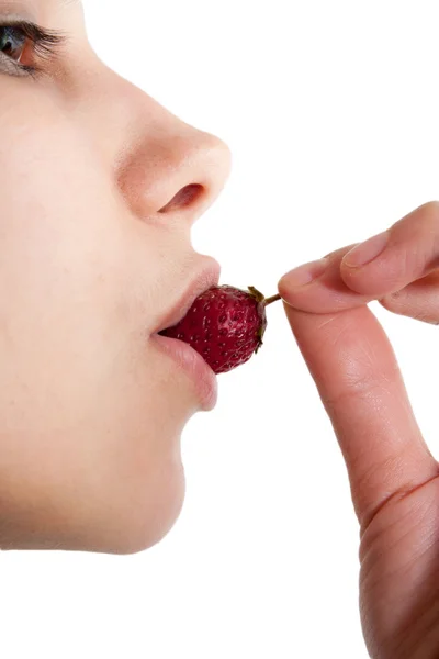 白で隔離される - 女性の口でおいしいイチゴのイメージ — ストック写真