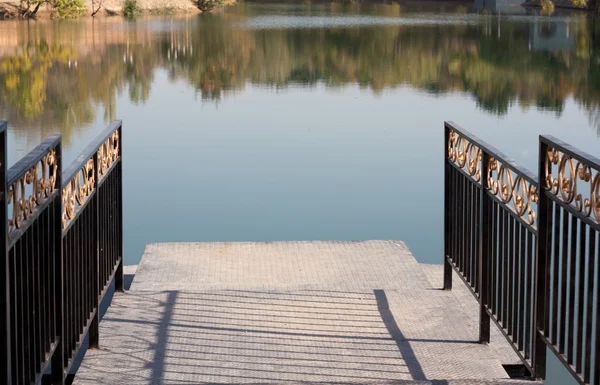 Access to the lake — Stock Photo, Image