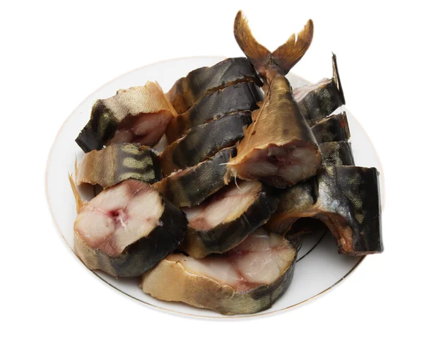 Uzené makrely v talíř na bílém pozadí — Stock fotografie