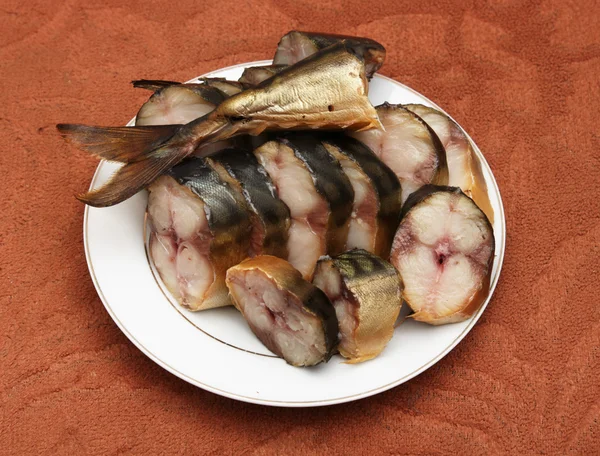 Plastry? Wędzona makrela na talerzu — Zdjęcie stockowe