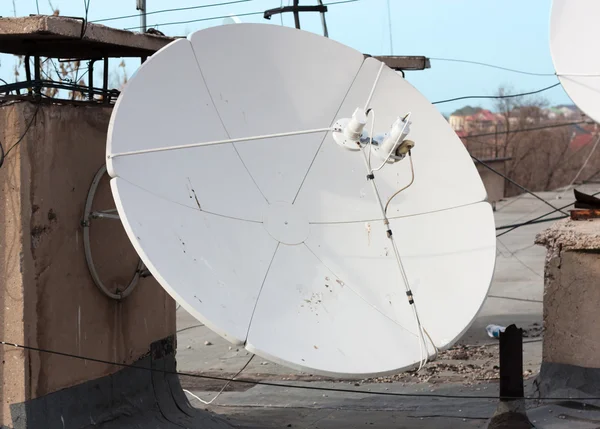 Çatıda gökyüzü olan uydu anteni — Stok fotoğraf