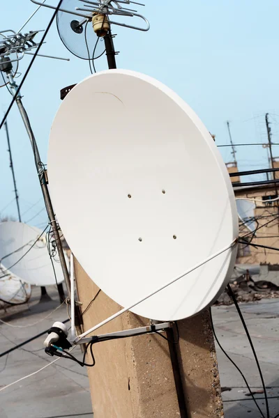 Antena parabólica com céu no telhado — Fotografia de Stock