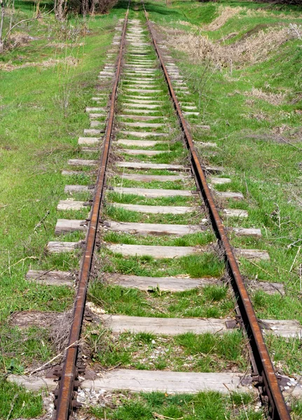 Starych torów kolejowych na rano krajobraz wzgórz — Zdjęcie stockowe
