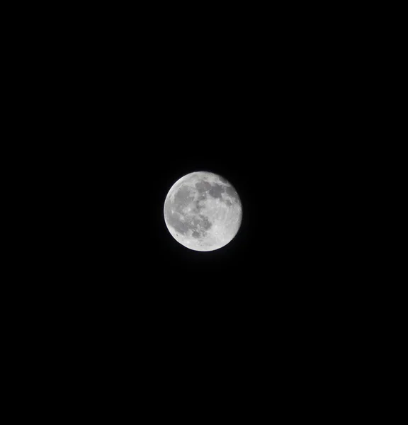 Onze volle maan 's nachts tegen een zwarte lucht — Stockfoto
