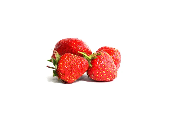 Quatre de fraises rouges fraîches avec des queues vertes avec réflexion — Photo