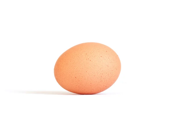 Закрыть яйцо на белом фоне — стоковое фото
