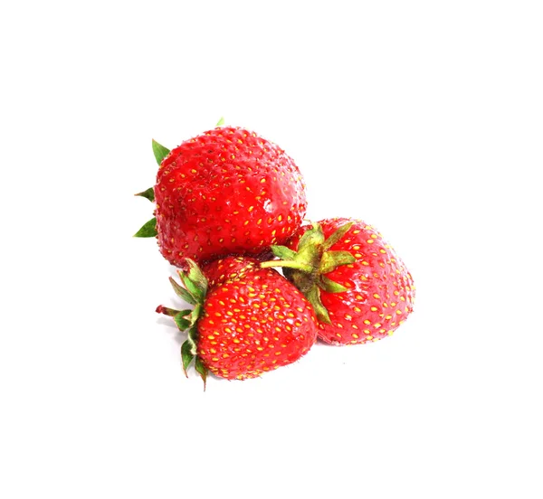 Drie verse aardbeien op witte achtergrond geïsoleerd. — Stockfoto