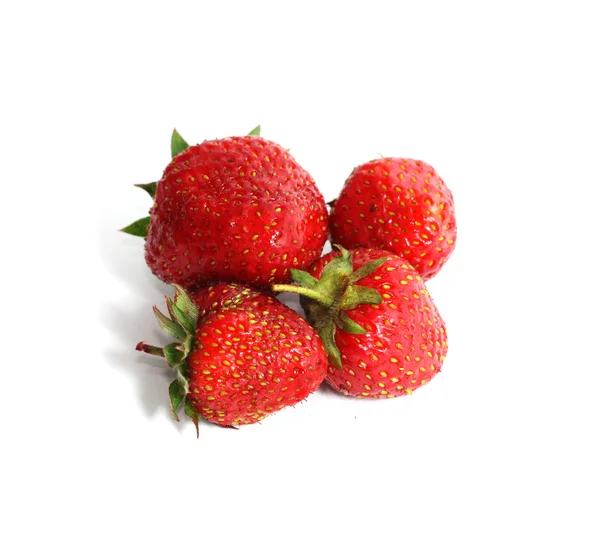 Vier rote frische Erdbeeren mit grünen Schwänzen mit Reflexion — Stockfoto
