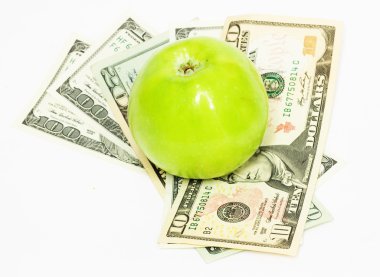 dolar faturaları üzerinde yeşil elma