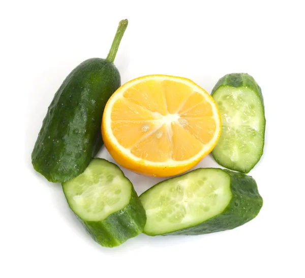 Gesneden?? komkommer met citroen op een witte achtergrond — Stockfoto