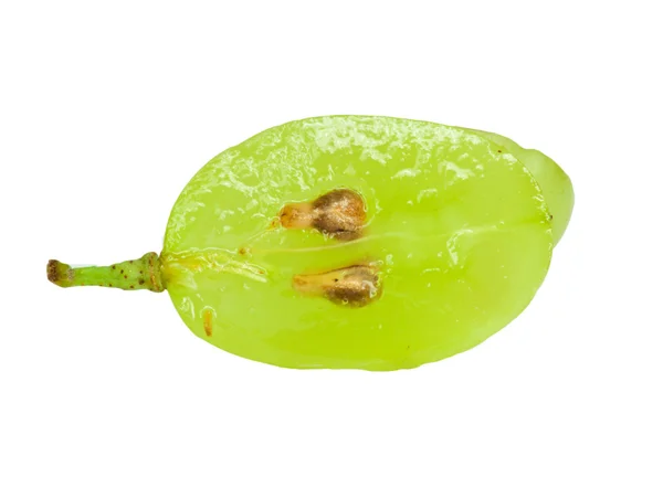 Rebanada translúcida de fruta de uva verde, macro aislada en blanco — Foto de Stock