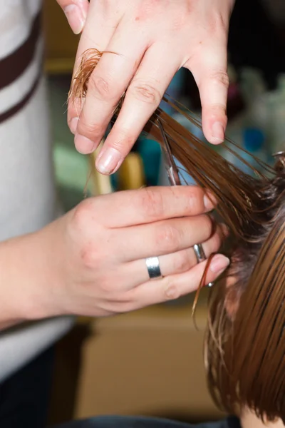 Hairdresser cutting wet hair close-up, hair salon — Stock Photo, Image