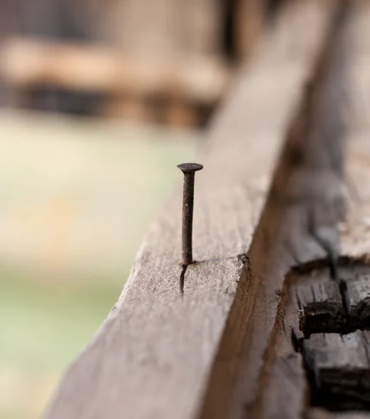 Ржавый гвоздь в старую древесину, поверхностный фокус — стоковое фото