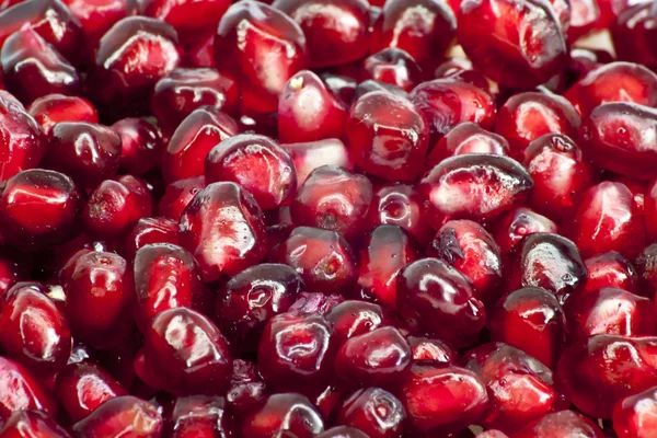 Extremo primer plano fondo de una fruta de granada madura jugosa roja —  Fotos de Stock