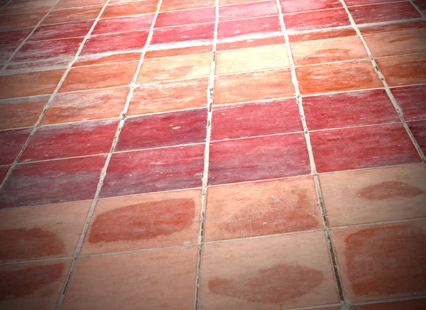Perspektiv av fyrkantiga rött kakel golv — Stockfoto