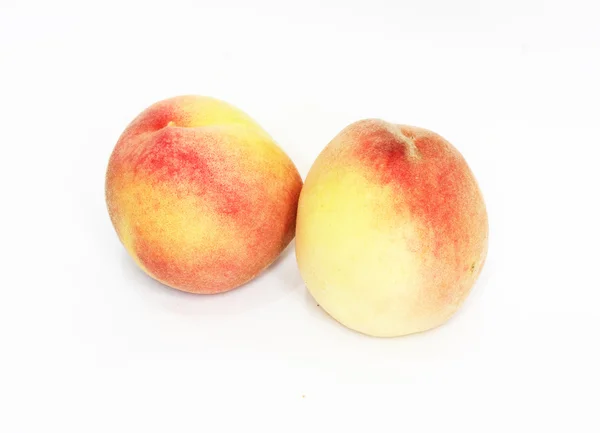 Dois pêssegos sobre fundo branco — Fotografia de Stock