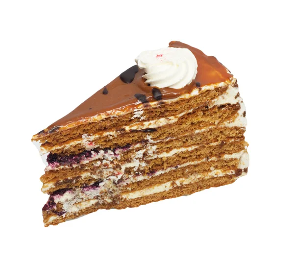 Scheibe Sahnetorte mit Schokolade auf weißem Hintergrund — Stockfoto