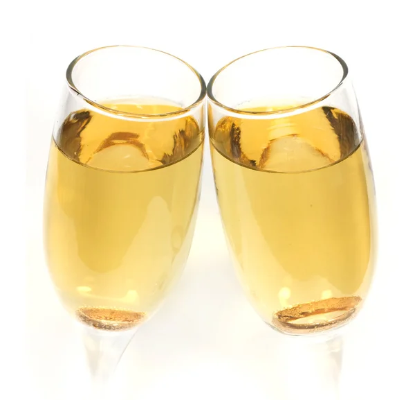 Par champagneglas gör en toast — Stockfoto