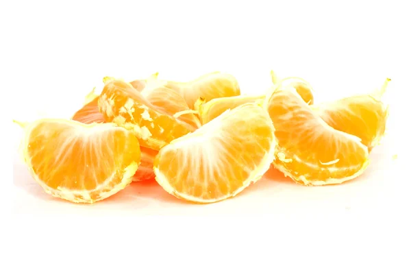 Plátky oloupané pomeranče na bílém pozadí — Stock fotografie