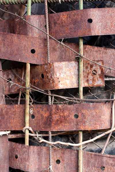 Roestige metalen achtergrond. geript corrosie muur — Stockfoto