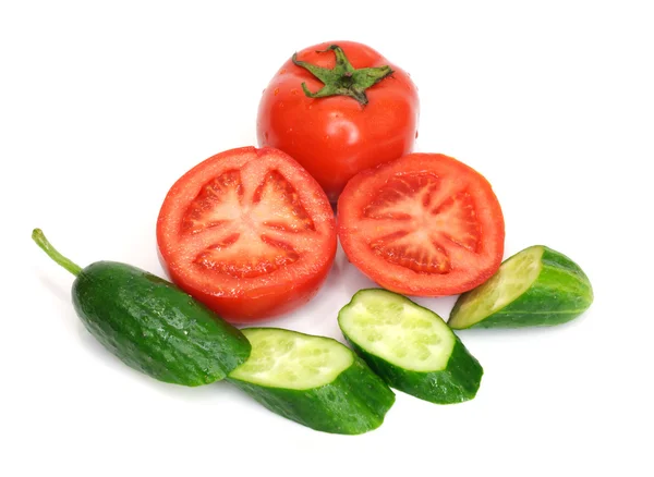 Tomaten en komkommer geïsoleerd op wit — Stockfoto