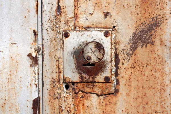 กุญแจเก่าบนปลอกคอโรงรถ — ภาพถ่ายสต็อก