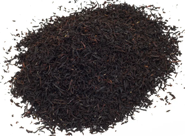 Manciata di foglie di tè nero su sfondo bianco — Foto Stock