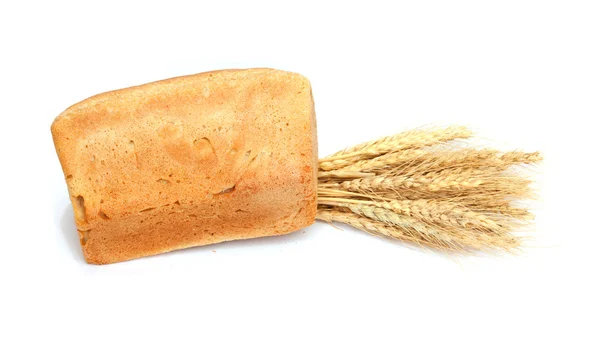 Pão e trigo sobre um fundo branco — Fotografia de Stock