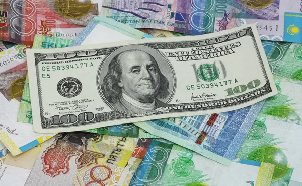 Dólares americanos e Cazaquistão tenge pell-mell — Fotografia de Stock