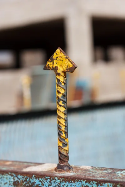 Žlutý rezavý kovový pin — Stock fotografie