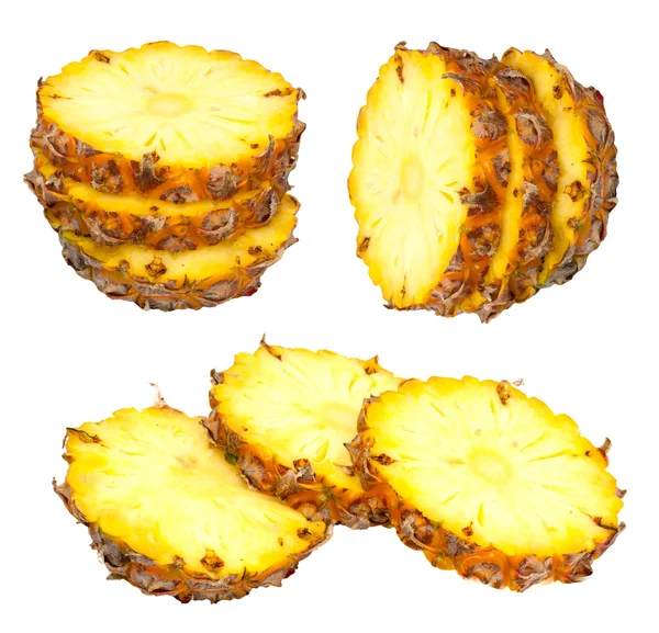 Kolme ananas viipaletta, eristetty valkoisella pohjalla, kevyt sh — kuvapankkivalokuva