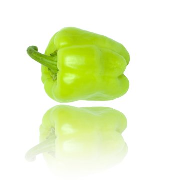 Beyaz arkaplanda yeşil biber izole edildi