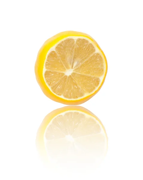 Polovina zralého citrónu. izolované na bílém — Stock fotografie