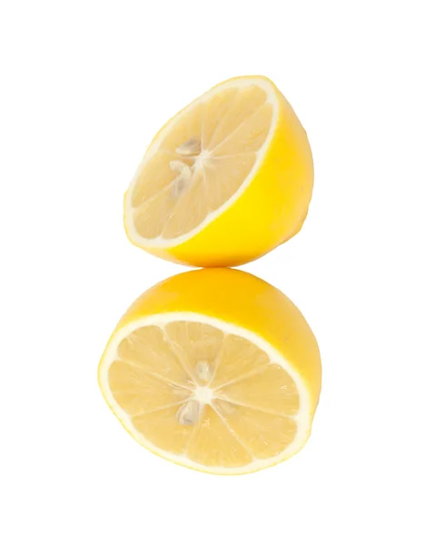Duas metades de limão fresco no fundo branco . — Fotografia de Stock