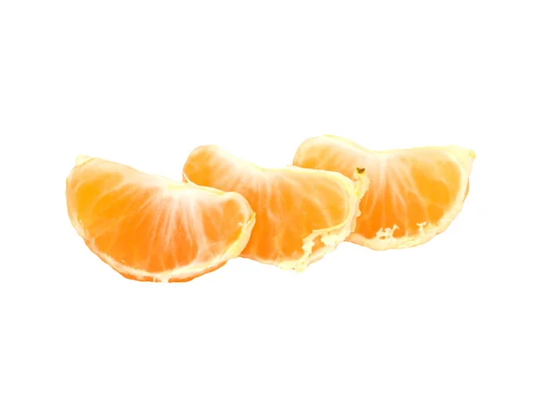 Шматочки очищеного апельсина на білому тлі — стокове фото