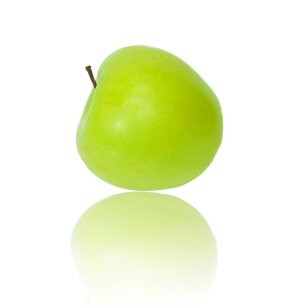 Una manzana verde madura. Aislado sobre blanco — Foto de Stock