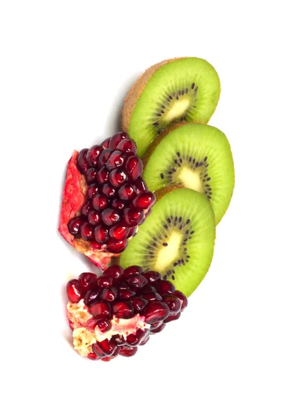 Kiwi met granaatappel graan op wit — Stockfoto