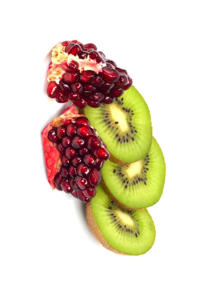 Kiwi met granaatappel graan op wit — Stockfoto