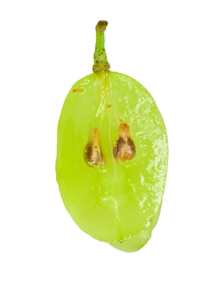 Fatia translúcida de fruta de uva verde, macro isolada em branco — Fotografia de Stock