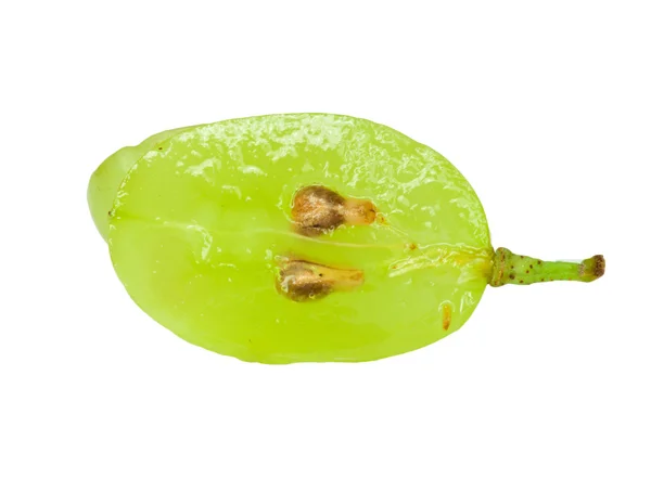 Rebanada translúcida de fruta de uva verde, macro aislada en blanco — Foto de Stock
