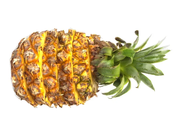 Verse ananas op witte achtergrond — Stockfoto