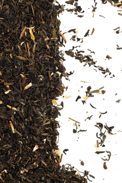 Té verde seco sobre fondo blanco — Foto de Stock