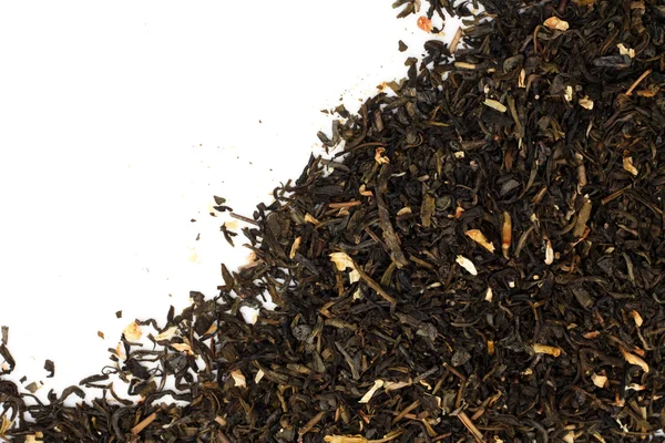 Trockener grüner Tee auf weißem Hintergrund — Stockfoto