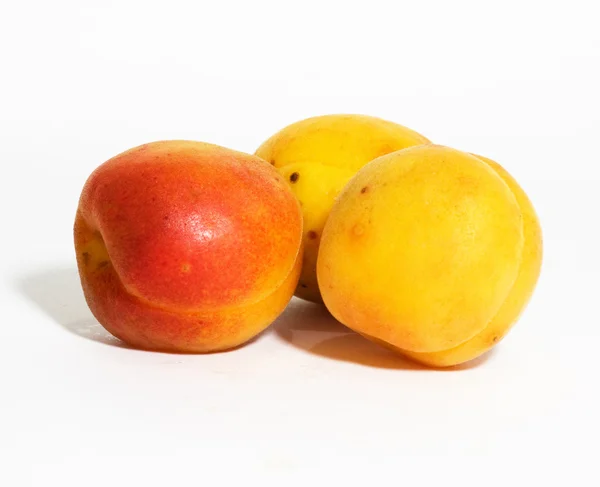 Tre aprikos isolerad på vit — Stockfoto